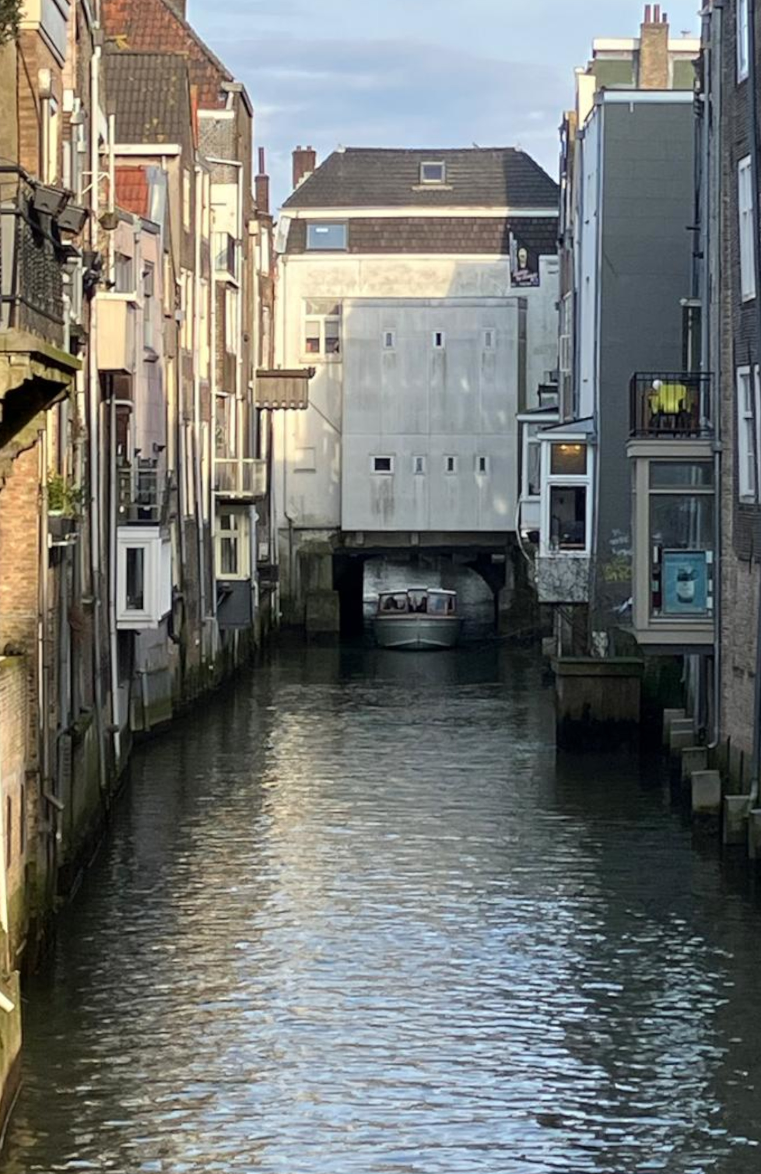 Foto met links de achtergevels van panden aan de Groenmarkt, rechts de Voorstraat. Midden op de achtergrond boven de Tolbrug de achterkant van panden op het Scheffersplein